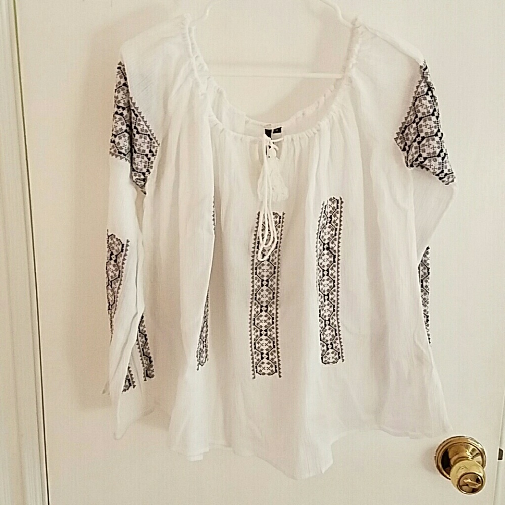 Top Blouse Long Sleeve Embroidered Small. New!